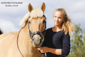 Flicka med häst